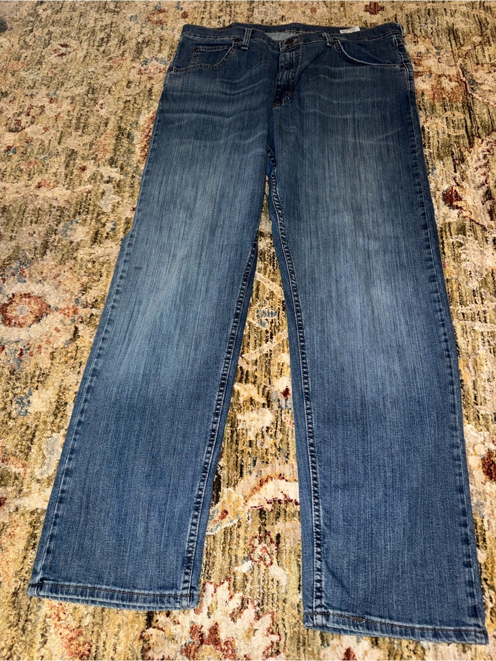 Wrangler Men's Relaxed Jeans in Medium Blue Wash 36x32